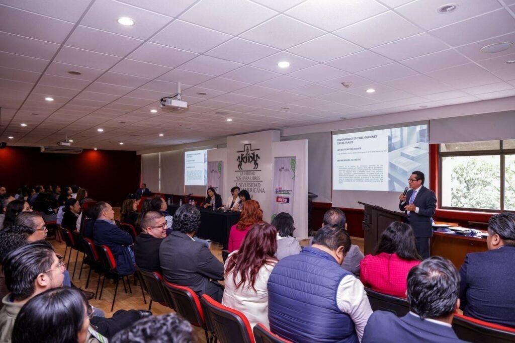 Autoridades durante el foro de gestión territorial