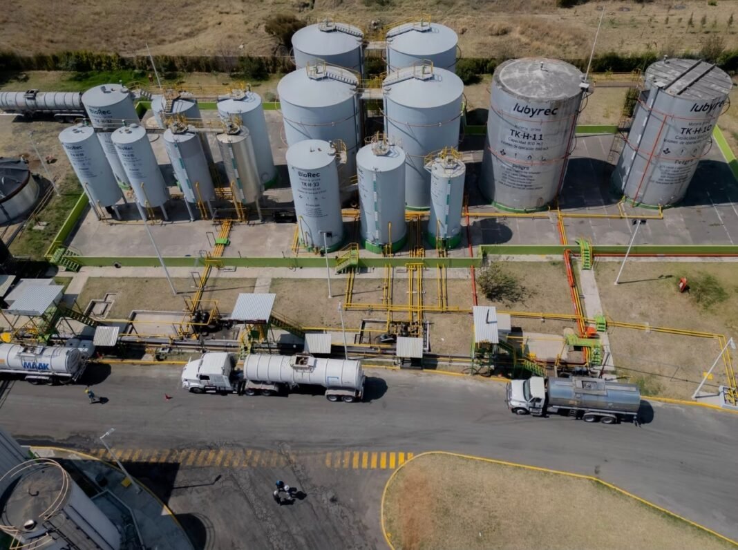Instalaciones industriales tras diligencias de la FGR en Huejotzingo Vista aérea de las instalaciones industriales intervenidas durante las diligencias de la FGR en Huejotzingo, donde se observan tanques de almacenamiento y unidades de transporte.